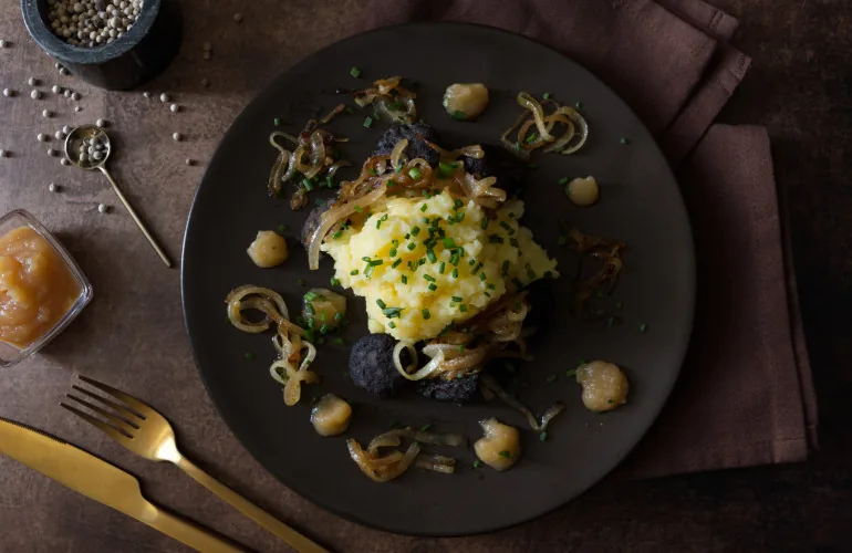 Himmel un Ääd - traditional German blood sausage with potato and apple (Cologne)