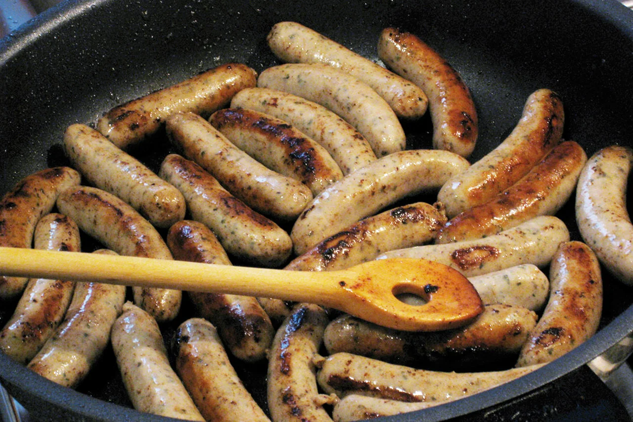 Nürnberger Rostbratwurst - small grilled sausages with sauerkraut (Nuremberg, Germany)